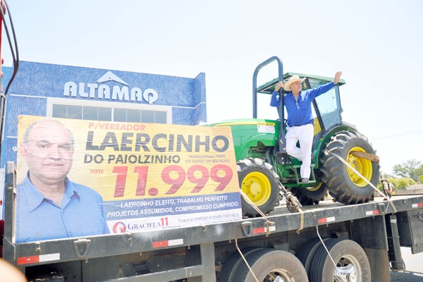 Laercinho participa de carreata em cima de trator